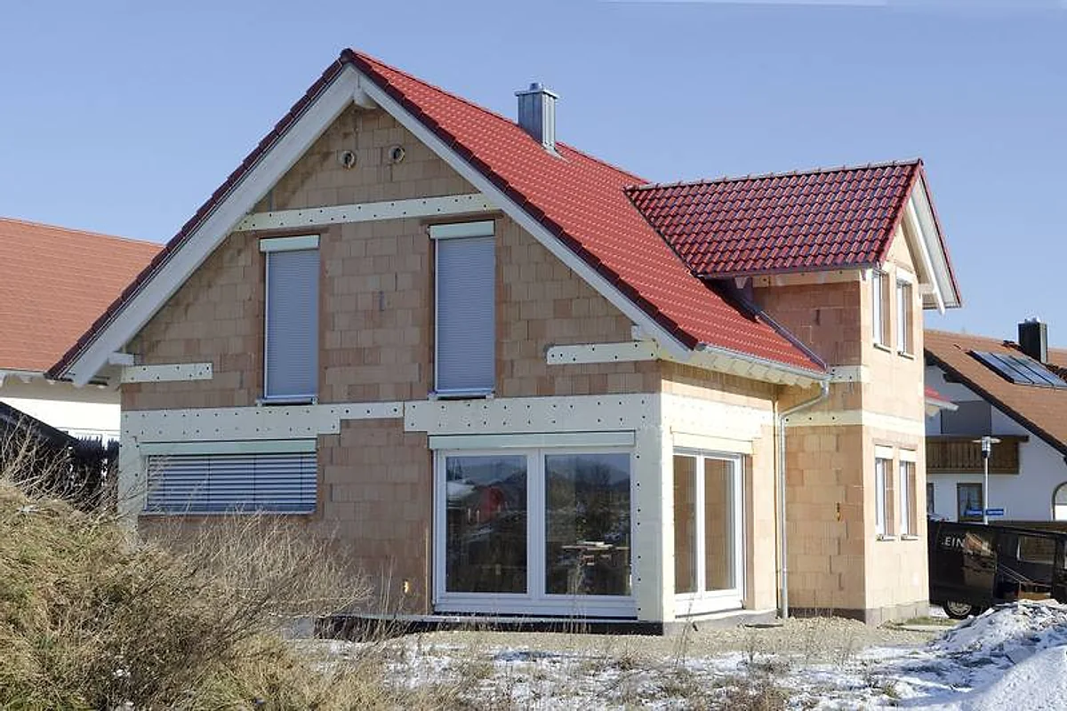 Einfamilienhaus im Rohbau mit rotem Satteldach