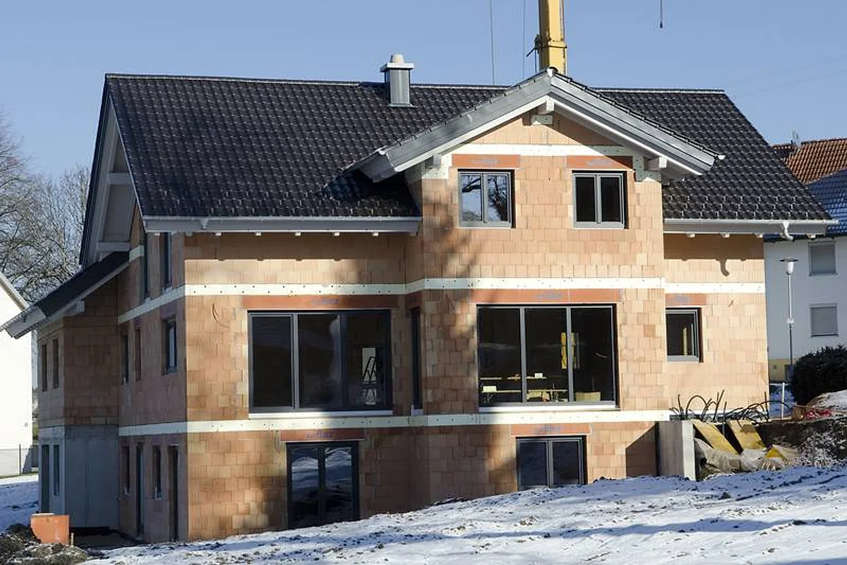 Zweigeschossiges Wohnhaus im Rohbau mit Kran