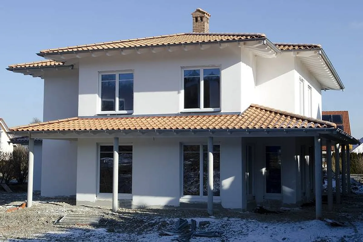 Fertiggestelltes weißes Wohnhaus mit Walmdach